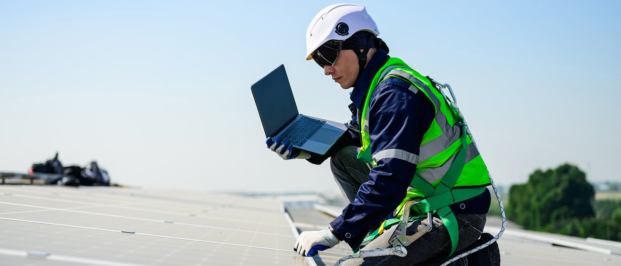 Mann auf Dach installiert Photovoltaikanlage