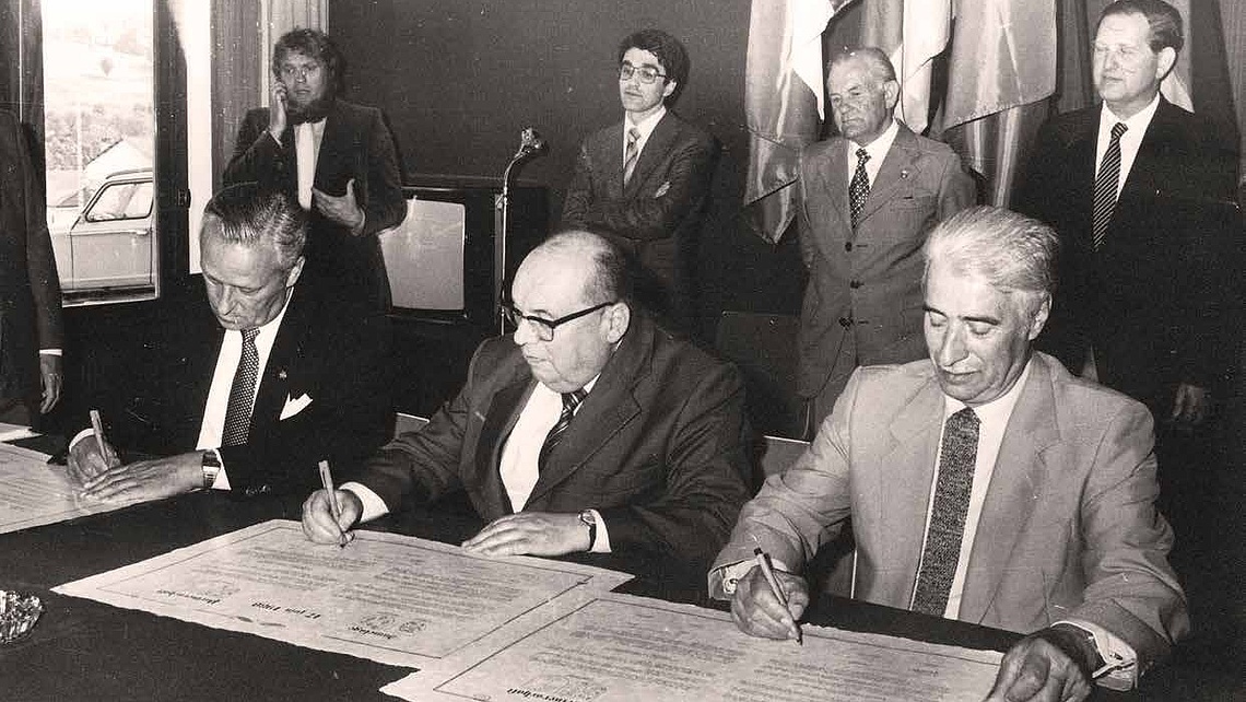 1980, die Präsidenten Frankel und Della unterzeichnen den Patenschaftsvertrag 