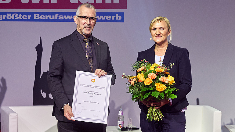 Foto vn Thomas Keindorf und Katrin Detring-Pomplun mit Urkunde auf der Bühne.