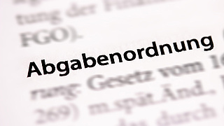 Schriftzug "Abgabenordnung" auf einem Papier.
