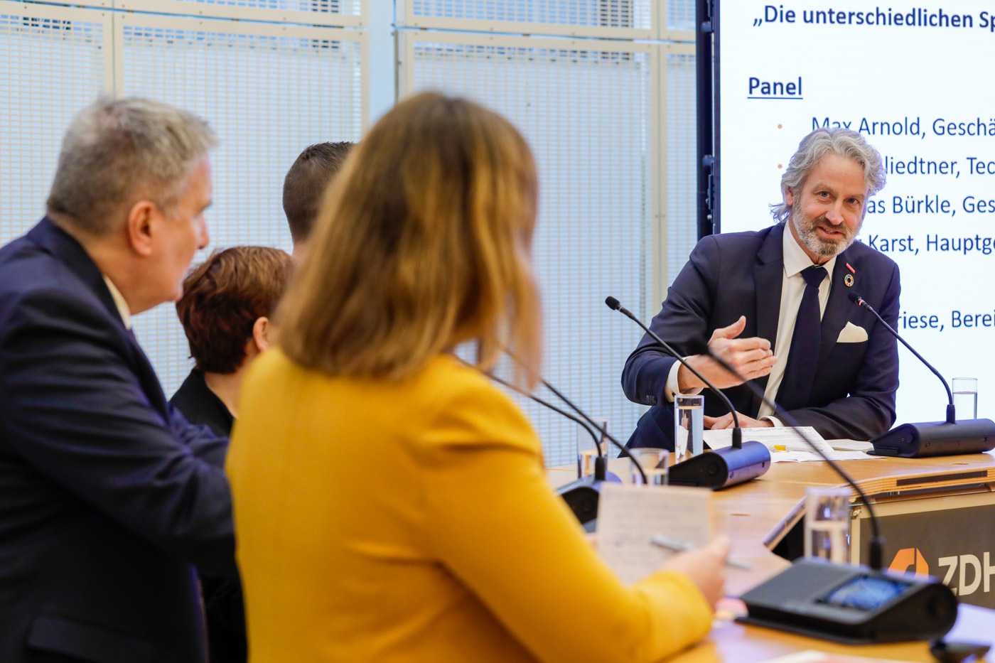 Im Gespräch: „Die unterschiedlichen Sprachen bestehender Fragebögen zur Nachhaltigkeit und deren Auswirkung auf Betriebe“ 