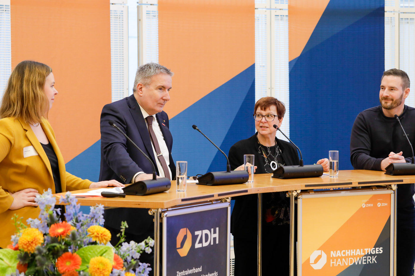 v.l.n.r.: Juliane Kriese (Bereichsleiterin Fachkräfte & Betriebe, Zentralstelle für Weiterbildung im Handwerk), Thomas Bürkle (Geschäftsleitung, Bürkle + Schöck Transformatoren GmbH), Beate Bliedtner (Technische Beraterin, LIV Maler- und Lackiererhandwerk), Max Arnold (Geschäftsführer, ARNOLD print service GmbH)