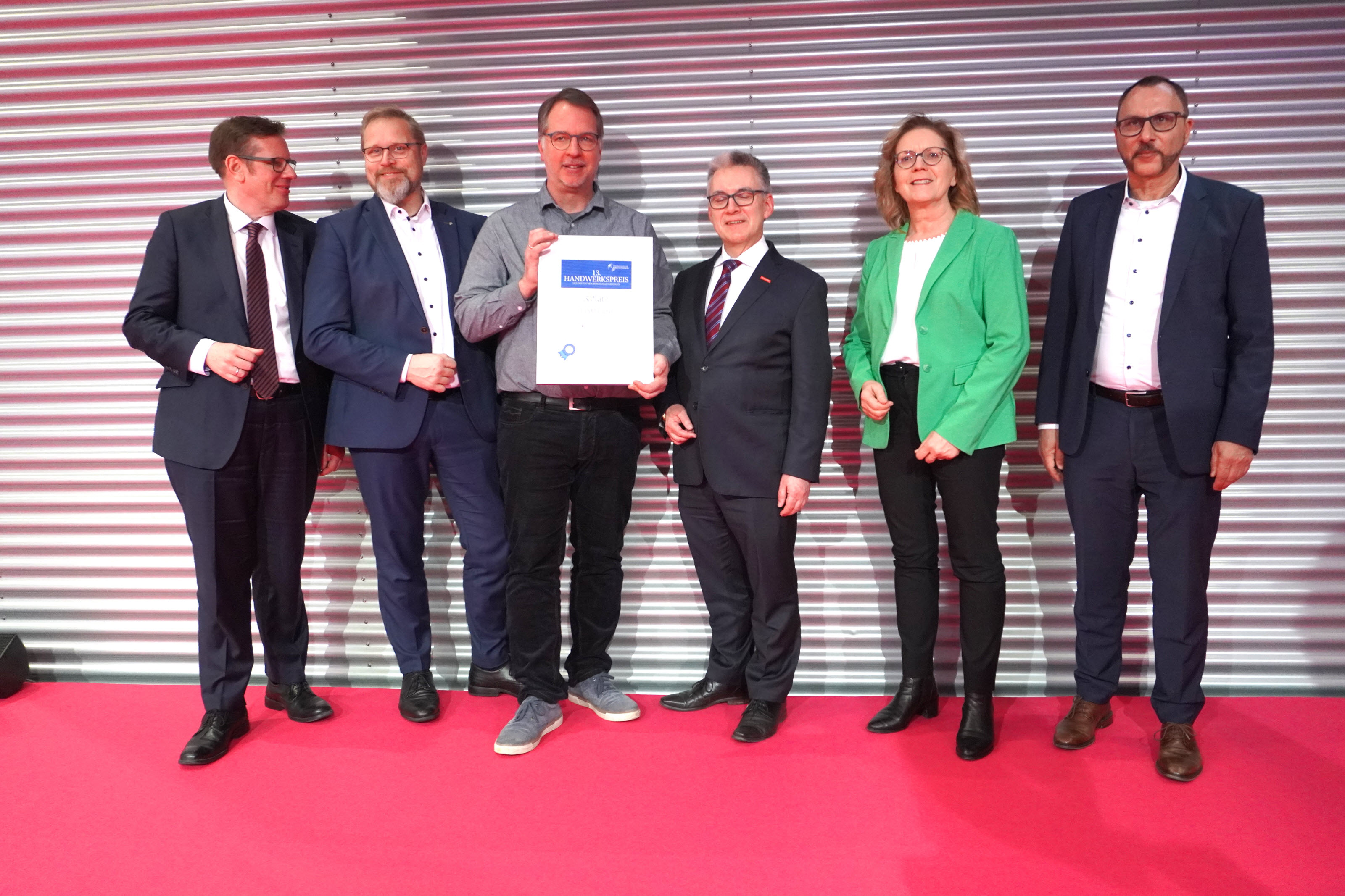 13. Handwerkspreis der Bürgschaftsbanken: Dritter Platz für Oliver Greinus und seinem Team von der Klangmanufaktur GmbH, Guy Selbherr,Verband Deutscher Bürgschaftsbanken (rechts)