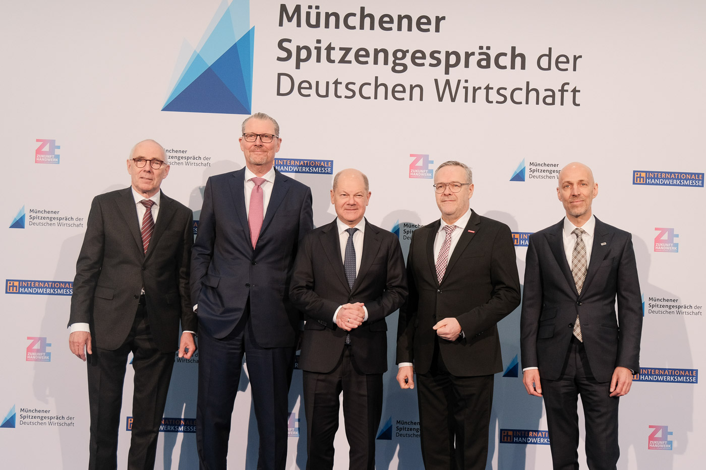 Münchner Spitzengespräch der Deutschen Wirtschaft 2025: (v.l.n.r.): Peter Adrian (DIHK), Dr. Rainer Dulger (BDA), Bundeskanzler Olaf Scholz, Jörg Dittrich (ZDH), Dr.-Ing. E.h. Peter Leibinger (BDI)