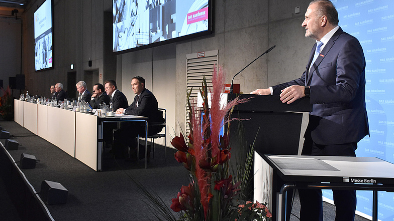 ZDH-Präsident Wollseifer auf dem Podium der ZDH-Vollversammlung im November 2021.