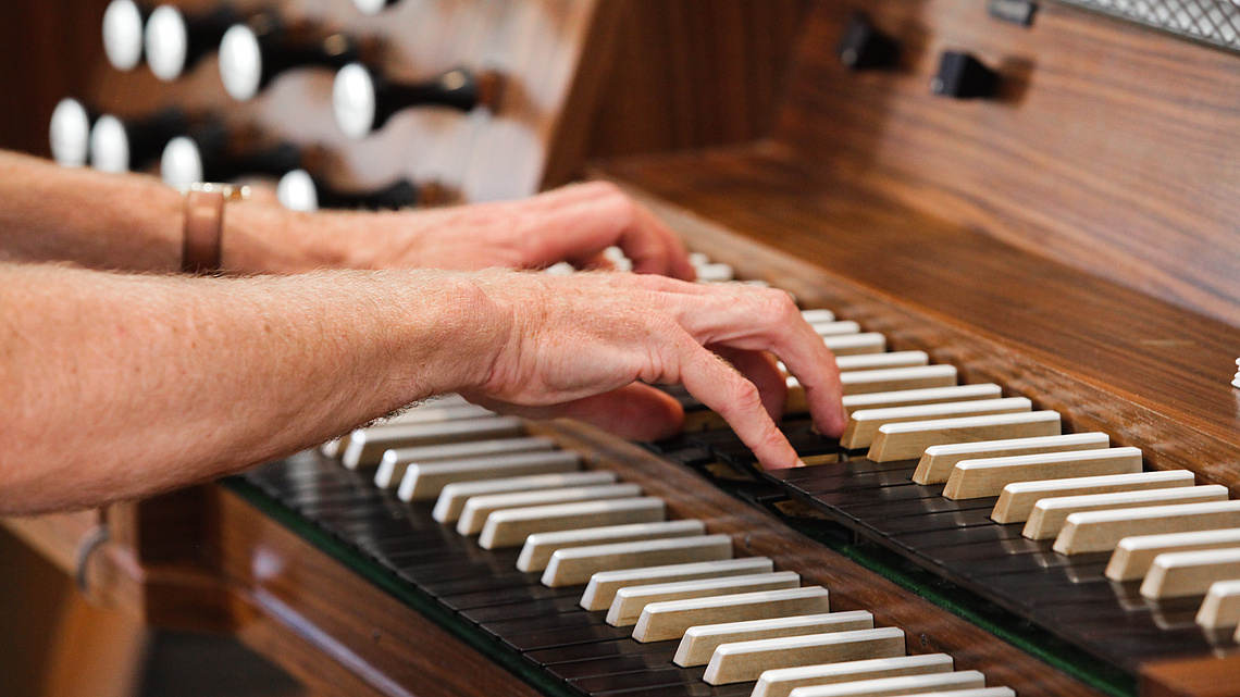 Hände eines Orgelspielers an einer Barokorgel