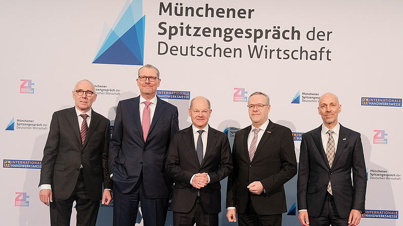 Münchner Spitzengespräch der Deutschen Wirtschaft 2025: (v.l.n.r.): Peter Adrian (DIHK), Dr. Rainer Dulger (BDA), Bundeskanzler Olaf Scholz, Jörg Dittrich (ZDH), Dr.-Ing. E.h. Peter Leibinger (BDI)