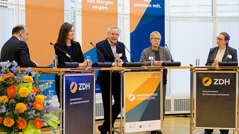 Panel der Podiumsdiskussion v.l.n.r.: Dr. Constantin Terton (Bereichsleiter Wirtschaftspolitik, Zentralverband des Deutschen Handwerks), Marlen Rürup (Stabsstelle Nachhaltigkeit DSGV - Deutscher Sparkassen- und Giroverband), Andreas Rönnau (Bereichsleiter Mittelstands- und Handwerkspolitik, HWK Hamburg), Steffi Schönherr (Abteilungsleiterin Umwelt- und Technologie, HWK Chemnitz), Dr. Kati Beiersdorf (Technical Director DRSC und Mitglied der EFRAG Sustainability Reporting Expert Group)