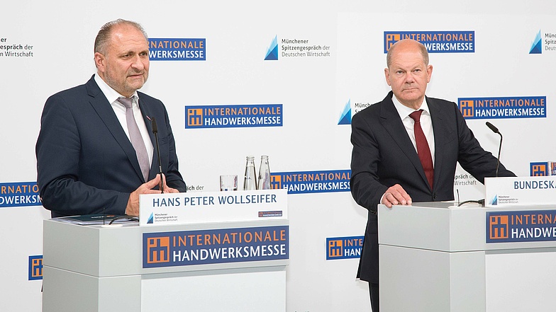 Pressekonferenz beim Spitzengespräch der Deutschen Wirtschaft 2022: ZDH-Präsident Hans Peter Wollseifer und Bundeskanzler Olaf Scholz