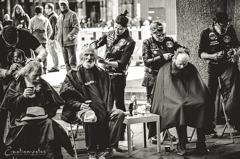 Bei einem Charity Events schneiden die Barber Angels Obdachlosen die Haare