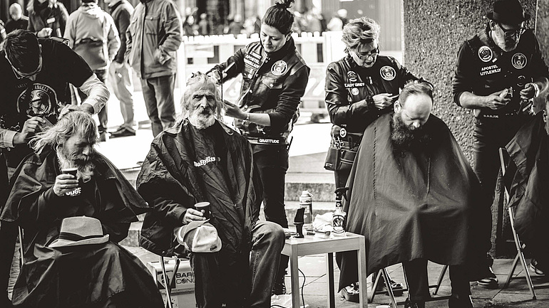 Bei einem Charity Events schneiden die Barber Angels Obdachlosen die Haare