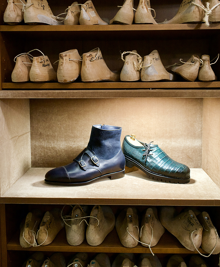 Zwei Massschuhe
