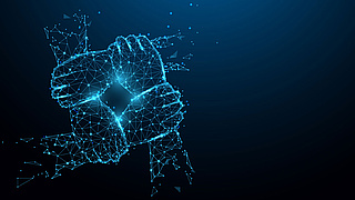 Blaue Lichtrelektionen von vier Händen, die sich am Handgelenk greifen und eine Verbundenheit zeigen.