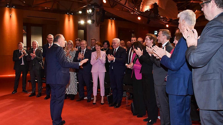 Standing Ovations beim der Verabschiedung des ZDH-Präsidenten Hans Peter Wollseifer