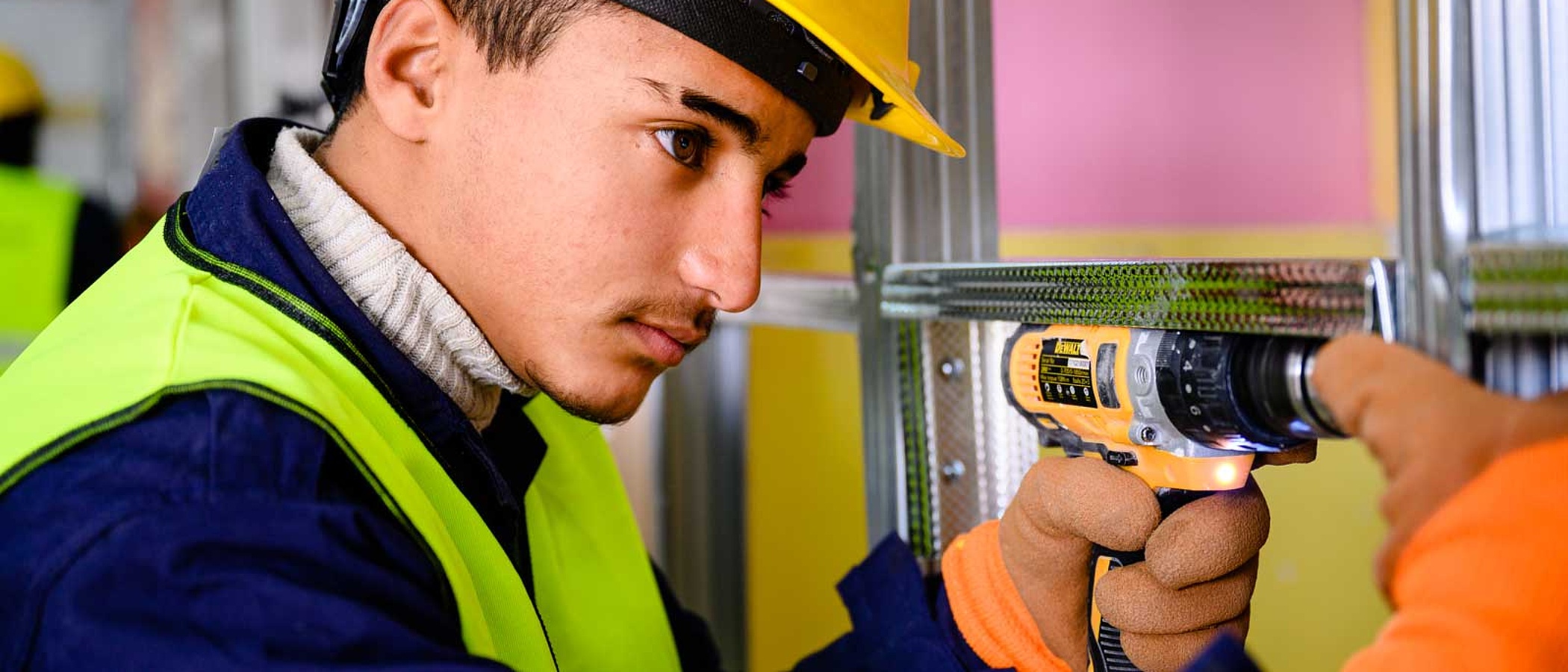 Junger Elektriker an der Werkbank, Jordanien