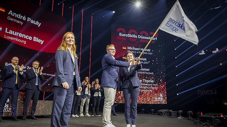 Flaggenübergabe von EuroSkills Herning 2025 an EuroSkills Düsseldorf 2027 im Rahmen der Siegerehrung