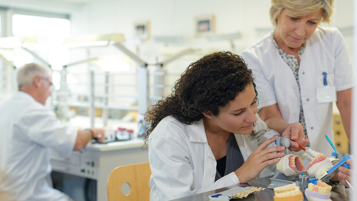 Auszubildende und Ausbilderin im Zahntechnik-Labor