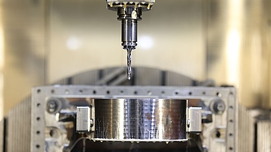 Die Zerspanungsmaschine arbeitet sehr präzise