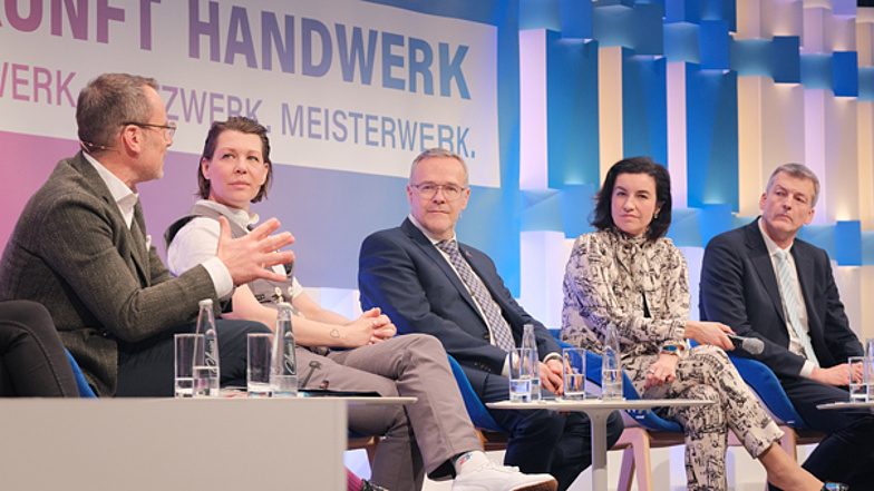 "IKK classic: Stolz, stolzer, Handwerk. Warum wir so zuversichtlich sind und was Deutschland von uns lernen kann" auf der ZUKUNFT HANDWERK 2026: Prof. Dr. Stephan A. Jansen, Katja Lilu Melder, Bundesvorsitzende der UnternehmerFrauen im Handwerk, Jörg Dittrich, Präsident des ZDH, Dorothee Bär, Bundesministerin für Forschung, Technologie und Raumfahrt und Frank Hippler, Vorstandsvorsitzender der IKK classic (v.l.n.r.)