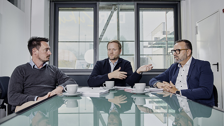 Christophe Lenderoth (M.) mit seinen Industriepartnern Moritz Feid von Saint-Gobain Glass (l.)  und Marcel Bartsch von Wicona (r.).