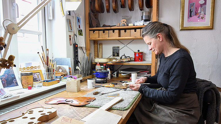 Geigenbauerin Constanze Bruns arbeitet in ihrer Werkstatt.