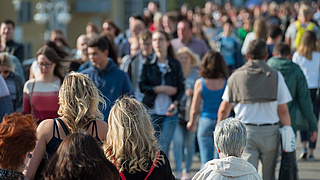 Menschenmenge ohne erkennbare Gesichter