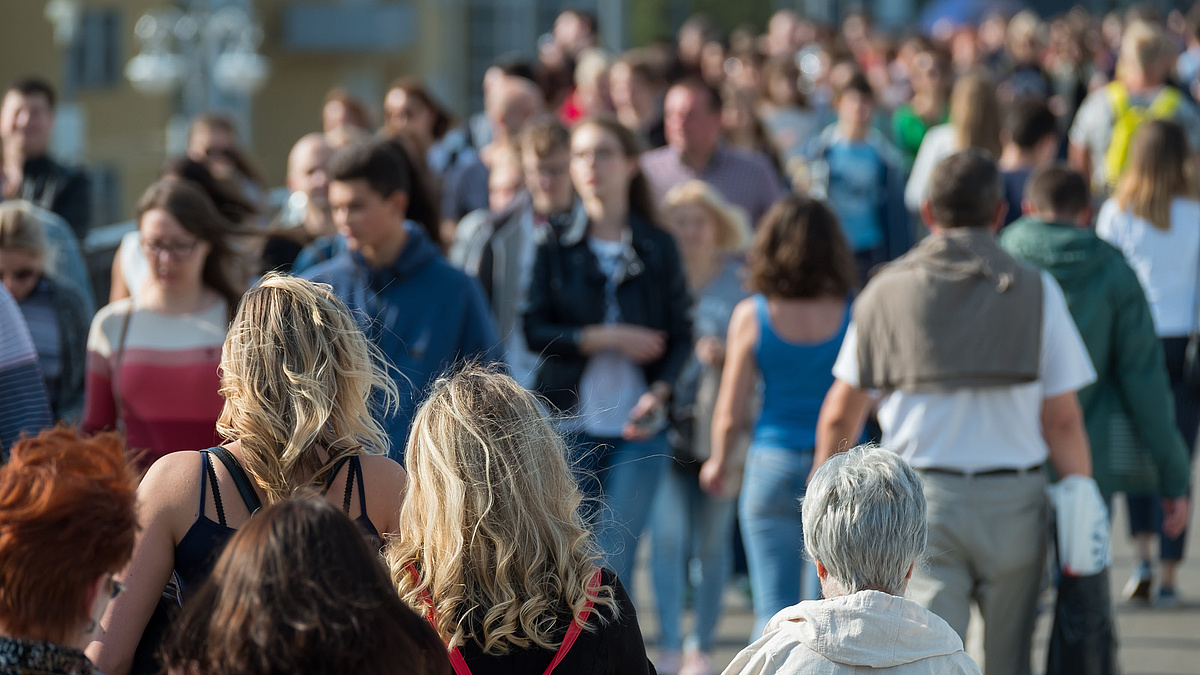 Menschenmenge ohne erkennbare Gesichter