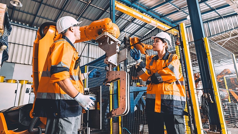 Arbeiter in Werkhalle für Robotik