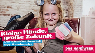 Ein Mädchen mit Lockenwicklern beim Friseur. Im Vordergrund die Schrift "Kleine Hände, große Zukunft. Der Kita-Wettbewerb des Handwerks"