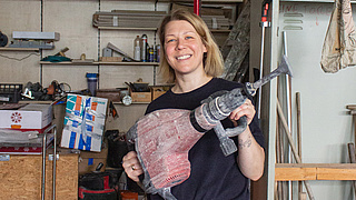 Katja Lilu Melder mit Werkzeug