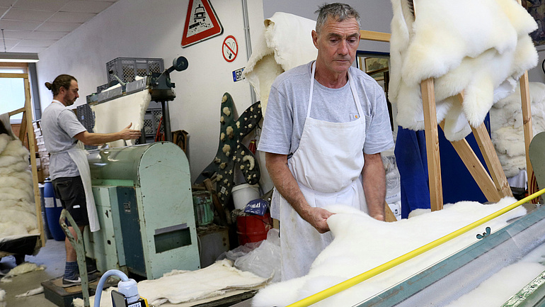 Zwei Gerber arbeiten in ihrer Werkstatt.