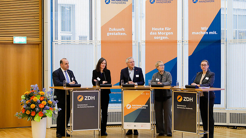 Panel der Podiumsdiskussion v.l.n.r.: Dr. Constantin Terton (Bereichsleiter Wirtschaftspolitik, Zentralverband des Deutschen Handwerks), Marlen Rürup (Stabsstelle Nachhaltigkeit DSGV - Deutscher Sparkassen- und Giroverband), Andreas Rönnau (Bereichsleiter Mittelstands- und Handwerkspolitik, HWK Hamburg), Steffi Schönherr (Abteilungsleiterin Umwelt- und Technologie, HWK Chemnitz), Dr. Kati Beiersdorf (Technical Director DRSC und Mitglied der EFRAG Sustainability Reporting Expert Group)