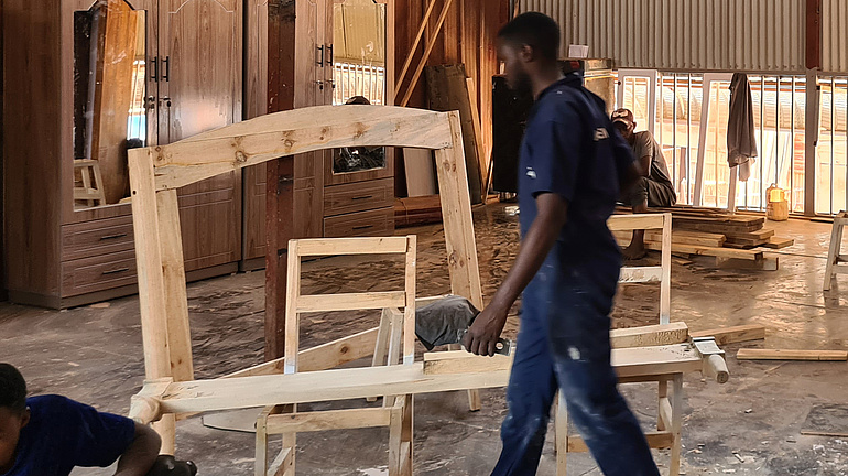 Ein 25-jähriger deutscher Tischler absolvierte eine dreiwöchige Hospitation in einer Tischlerei in Kigali (Ruanda).