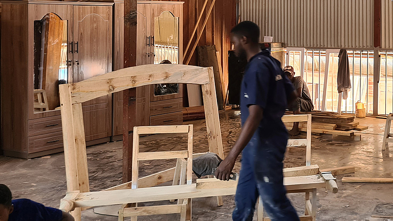 Ein 25-jähriger deutscher Tischler absolvierte eine dreiwöchige Hospitation in einer Tischlerei in Kigali (Ruanda).