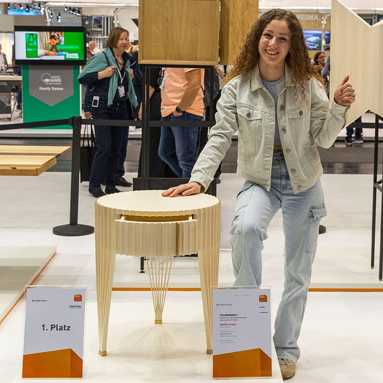 Johanna Haas auf einer Ausstellung mit ihrem Gesellenstück 