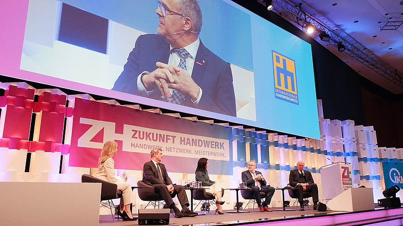 Eröffnung der ZUKUNFT HANDWERK und IHM 2026: Moderatorin Petra Bindl, Markus Söder, Ministerpräsident des Freistaates Bayern, Katherina Reiche, Bundesministerin für Wirtschaft und Energie und Schirmherrin von ZUKUNFT HANDWERK 2026, Jörg Dittrich, Präsident des ZDH sowie Franz Xaver Peteranderl, Präsident der Handwerkskammer für München und Oberbayern (v.l.n.r.)