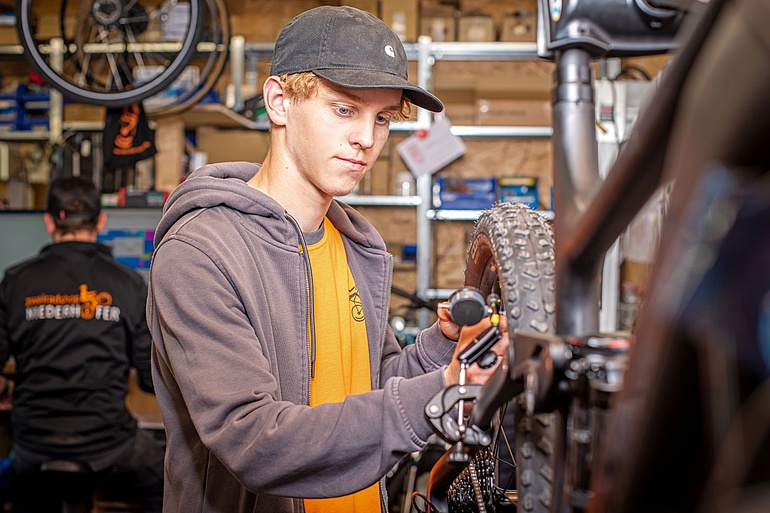 Ein Mitarbeiter stellt den Luftdruck der Reifen richtig ein.