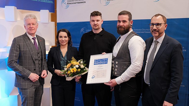 Verleihung des 14. Handwerkspreises der Bürgschaftsbanken: Robin und Daniel Schäfer von der Metzgerei Schäfer GmbH aus Weinstadt belegten den ersten Platz für gelungene familieninterne Betriebsnachfolge und ihr außergewöhnliches Integrationsengagement.