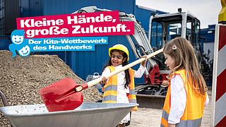 Zwei kleine Mädchen auf einer Baustelle: Motive des KITA-Wettbewerbs 2026/2027