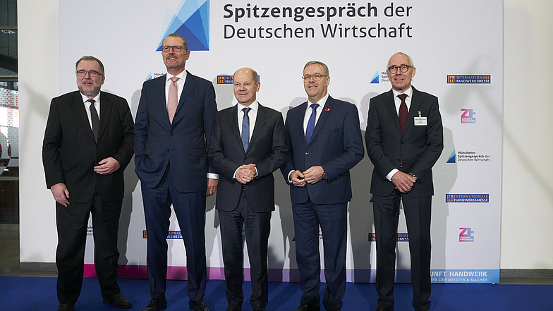 (v.l.n.r.) Siegfried Russwurm, Dr. Rainer Dulger, Olaf Scholz, Jörg Dittrich, Peter Adrian