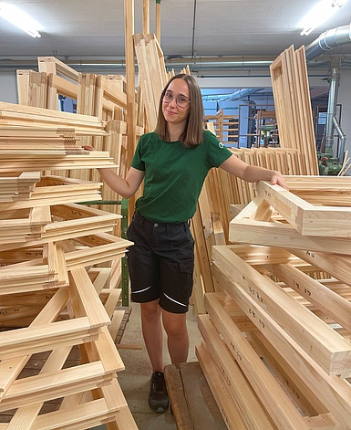 Eva-Maria Keilbach steht im Holzlager