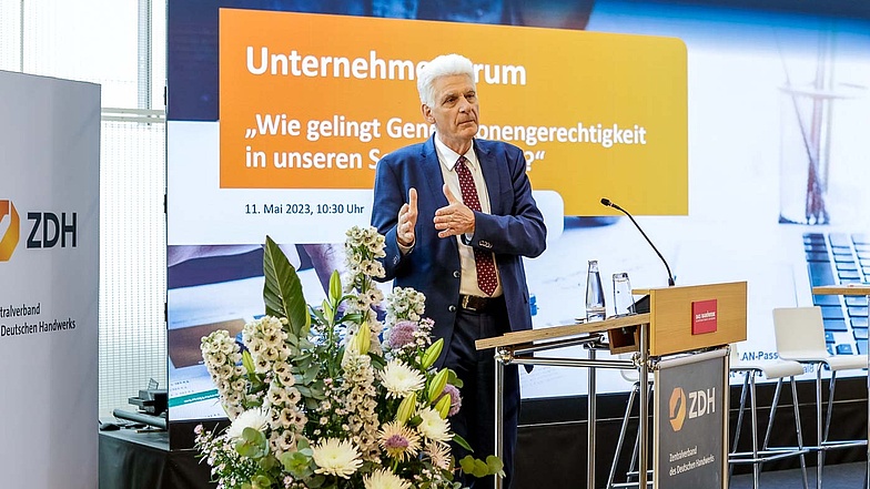 Dr. Rolf Schmachtenberg, Staatssekretär im Bundesministerium für Arbeit und Soziales