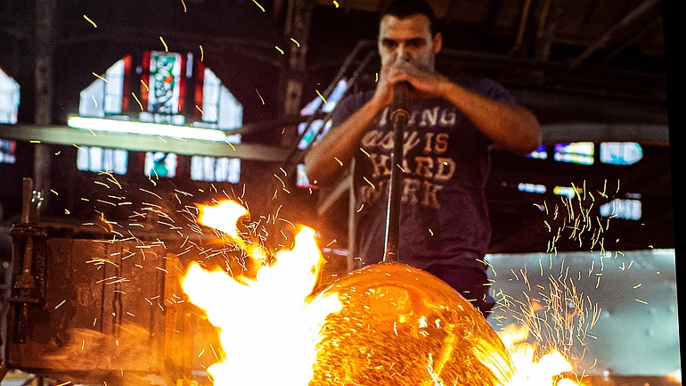 Glasbläser in der Glashütte Lamberts bei der Arbeit