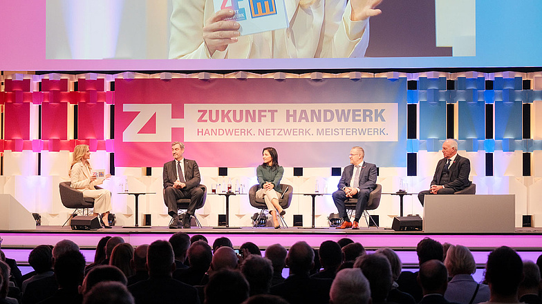 Eröffnung der ZUKUNFT HANDWERK und IHM 2026: Moderatorin Petra Bindl, Markus Söder, Ministerpräsident des Freistaates Bayern, Katherina Reiche, Bundesministerin für Wirtschaft und Energie und Schirmherrin von ZUKUNFT HANDWERK 2026, Jörg Dittrich, Präsident des ZDH sowie Franz Xaver Peteranderl, Präsident der Handwerkskammer für München und Oberbayern (v.l.n.r.)