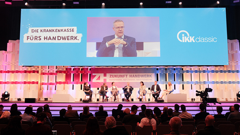 "IKK classic: Stolz, stolzer, Handwerk. Warum wir so zuversichtlich sind und was Deutschland von uns lernen kann" auf der ZUKUNFT HANDWERK 2026:  Lea Wagner, Bäcker- und Konditormeisterin, Prof. Dr. Stephan A. Jansen, Katja Lilu Melder, Bundesvorsitzende der UnternehmerFrauen im Handwerk, Jörg Dittrich, Präsident des ZDH, Dorothee Bär, Bundesministerin für Forschung, Technologie und Raumfahrt und Frank Hippler, Vorstandsvorsitzender der IKK classic (v.l.n.r.)