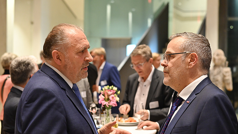 v.l.n.r.: Hans Peter Wollseifer (ZDH-Ehrenpräsident), Jörg Dittrich (ZDH-Präsident)