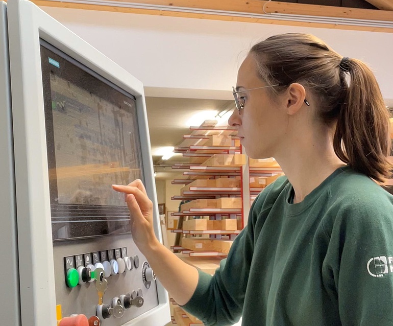 Eva-Maria Keilbach an der modernen CNC-Fensterfertigungsanlage