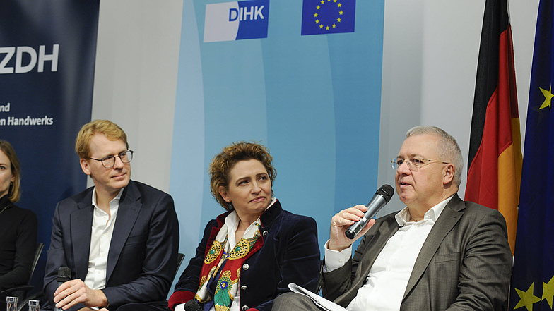 Podiumsdiskussion: Moderator Moritz Koch (Handelsblatt), Nicola Beer (FDP) und Markus Ferber (CSU)