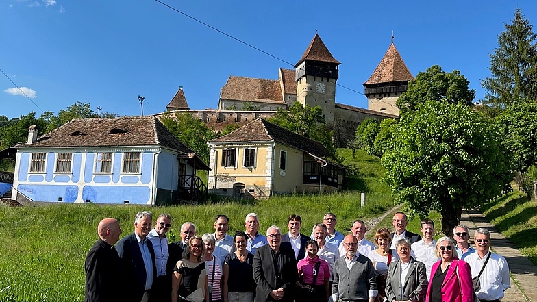 Besprechungskreis Kirche-Handwerk besichtigt die Kirchenburg in Almen