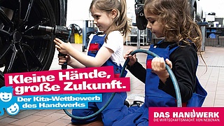 Zwei kleine Mädchen hantieren an einem Autoreifen. Im Vordergrund "Kleine Hände, große Zukunft. Der Kita-Wettbewerb des Handwerks"